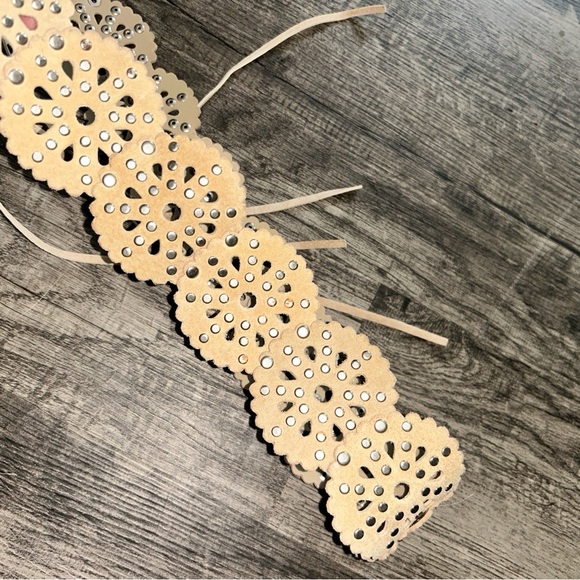 Elegant Beige Floral Cutout Belt - Picture 3 of 3